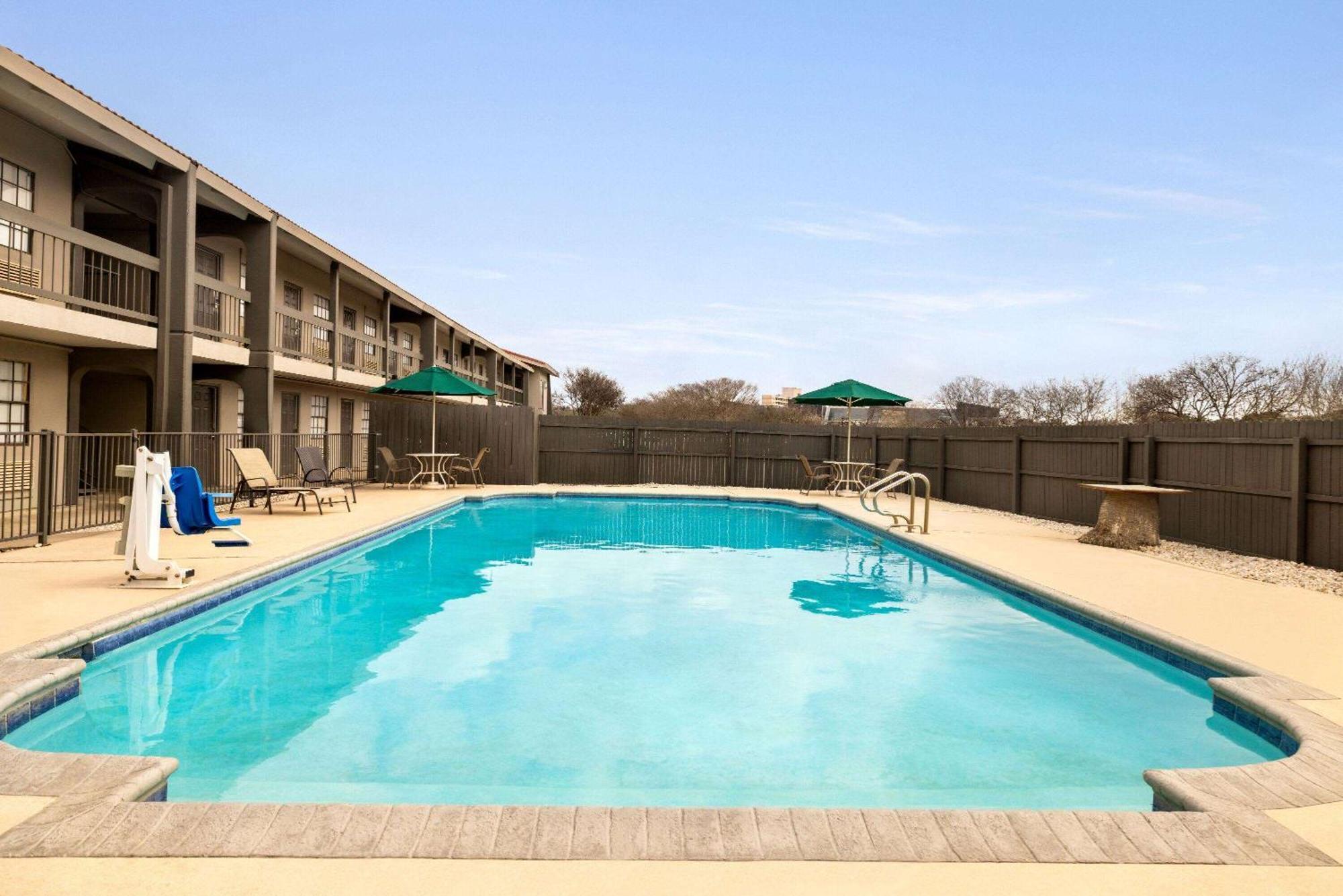 La Quinta Inn By Wyndham San Antonio Lackland מראה חיצוני תמונה